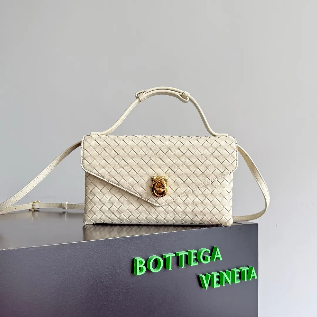 Batch 1660 BOTTEGA VENETA 2025 new product KNOT LOCK crossbody bag subverts the rigid lines of traditional tote bags, using drapey leather to create a three-dimensional silhouette that breathes. It has compartments and multiple card slots inside, making it a versatile commuter bag that can be used in various occasions. The details are full of exquisiteness, the casual retro color tone, and the upper body are full of elegance. Whether you are commuting or going out on the street, you can easily hold it. The two carrying methods of hand-carrying and long shoulder strap are very practical! At the same time, the shoulder strap is detachable, suitable for various dressing styles~ Whether it is a dinner party or daily commuting, it can be easily controlled and becomes your versatile tool❤️ Style number: 817191 Size: 25*16*5.5cm